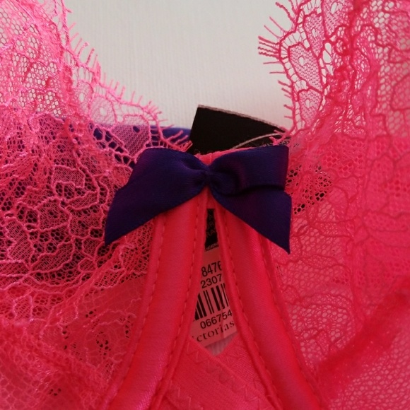 Hot pink bra. - Picture 3 of 5